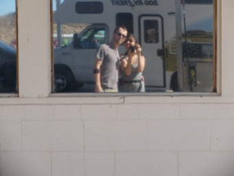 Selfie romantique à la station essence.