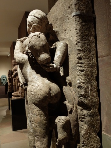 "Loving couple (Maithuna), Inde : Orissa, 13e siècle. Même oeuvre, vue d'un autre angle.