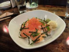 Tranches de saumon sur bol de riz : un délicieux classique.
