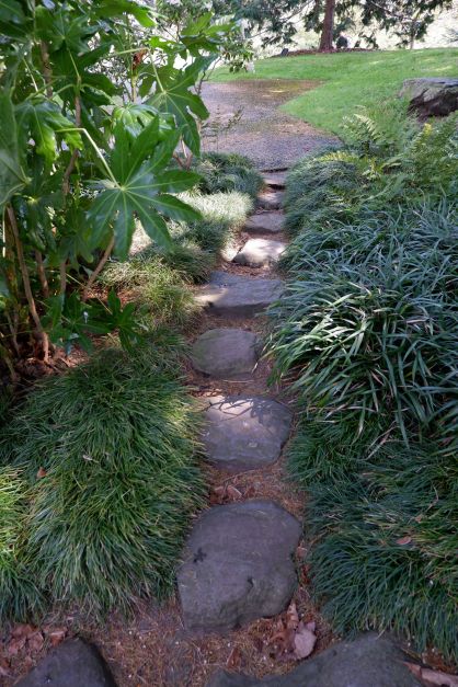 Prendre le temps de poser ses pieds sur chaque pierre. Les "pas japonais" incitent à la contemplation dans le jardin.